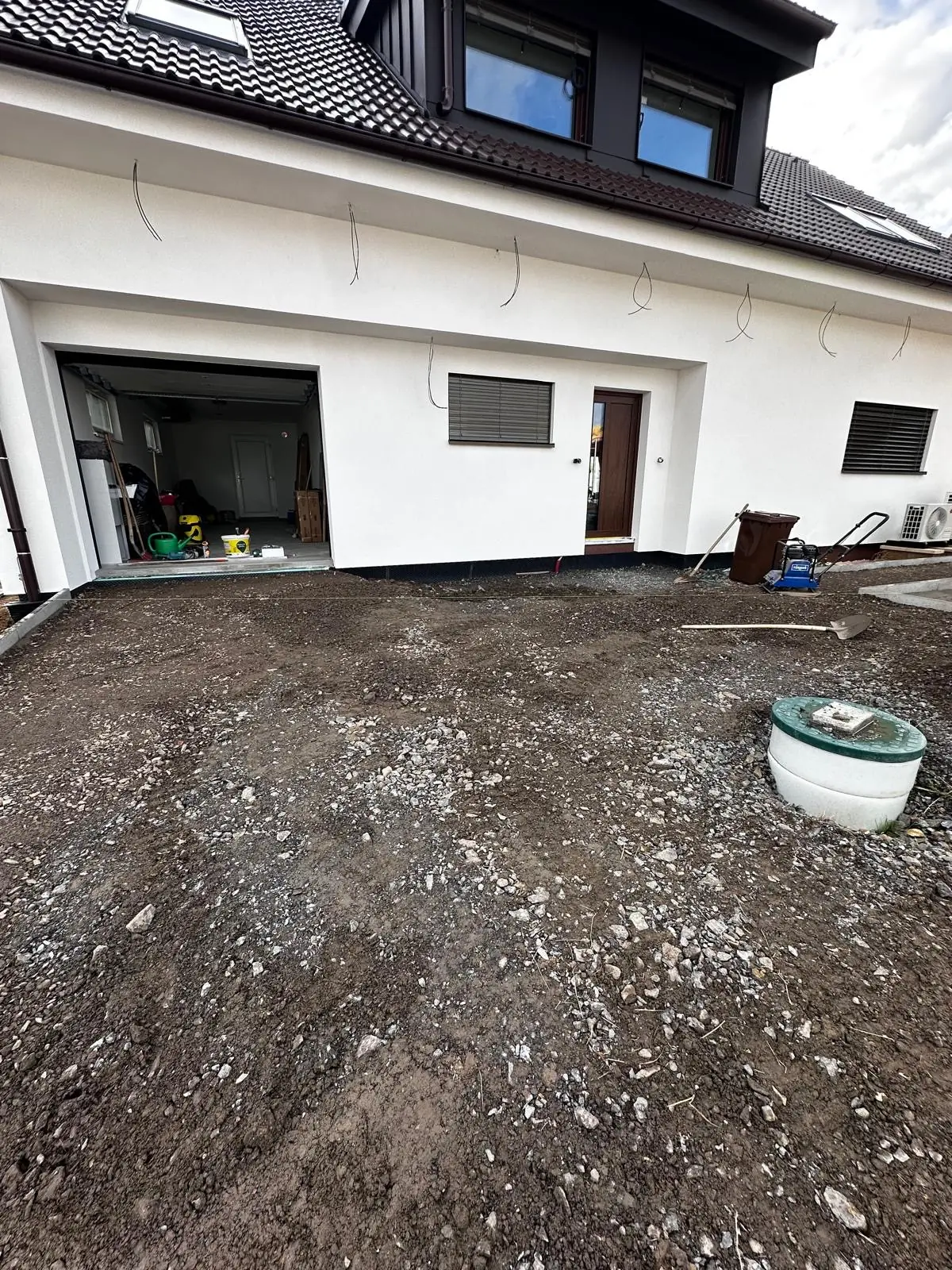 Nájezd a zpevněné plochy u novostavby – pred