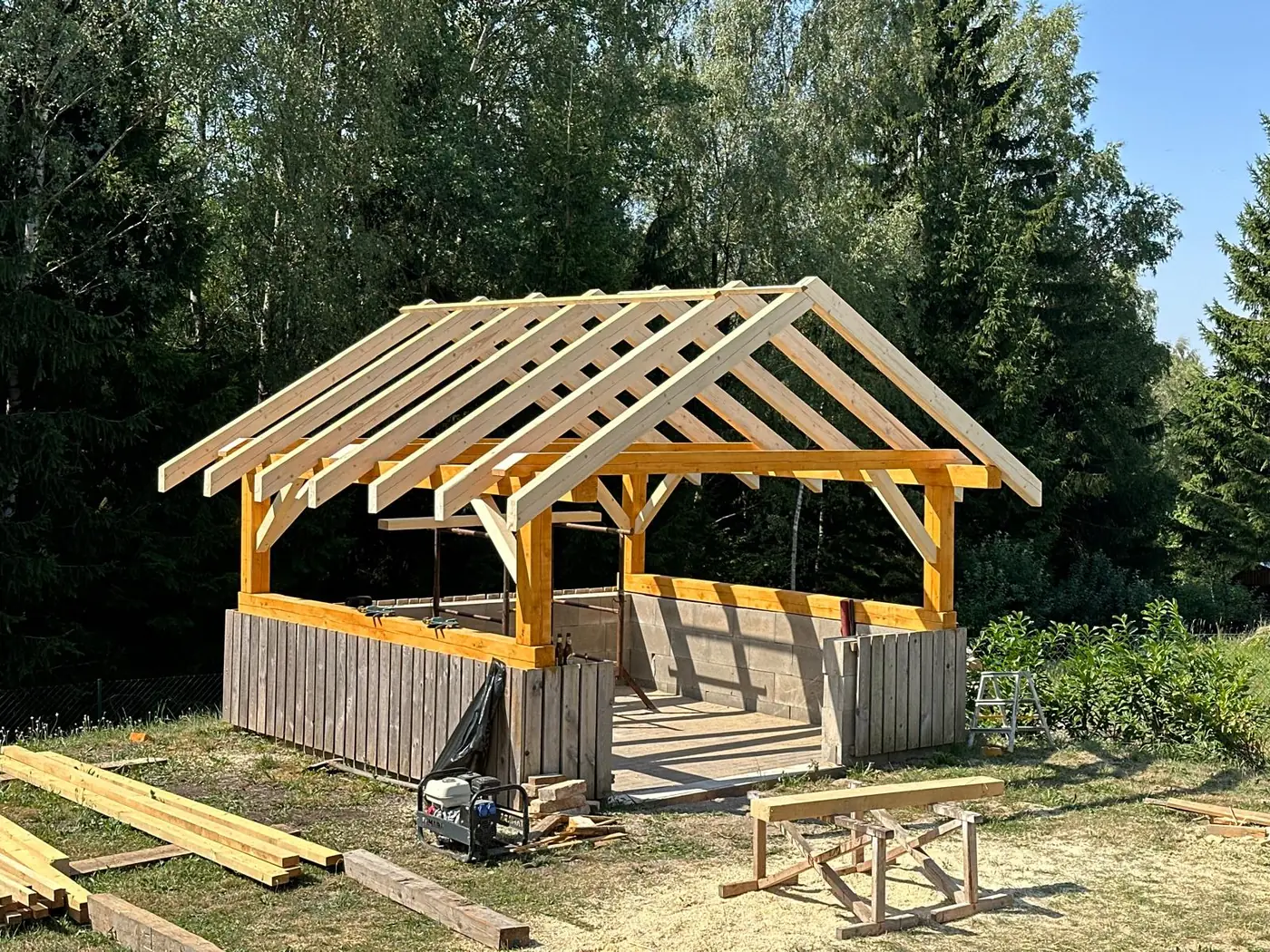 Dřevěná konstrukce přístřešku ve výstavbě, realizace Stavby Kozlov